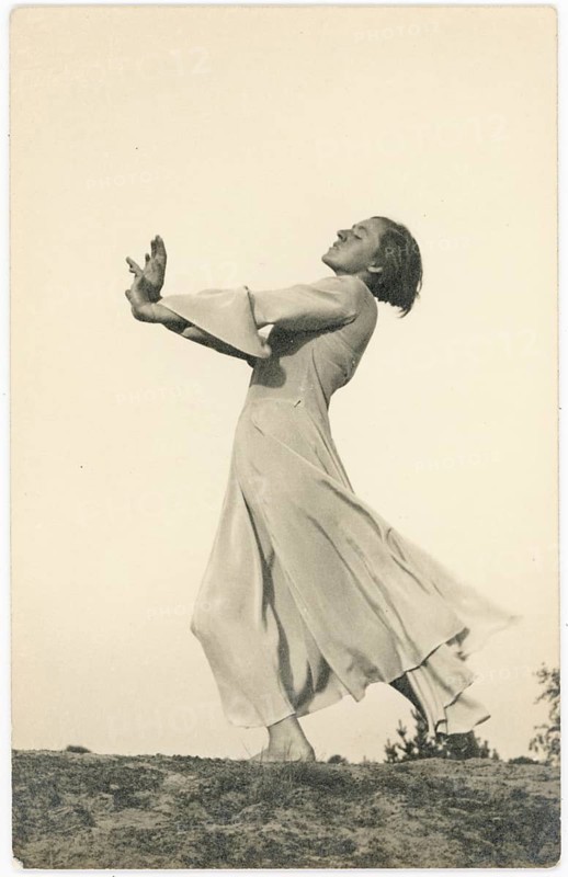 Dance, Tanzschule Bertold Schmidt, Berlin, Kurfürstenstr. 19, education, Jewish, emigration, twenties, A dancing woman in a flowing dress moves outdoors full of expressiveness, around 1930