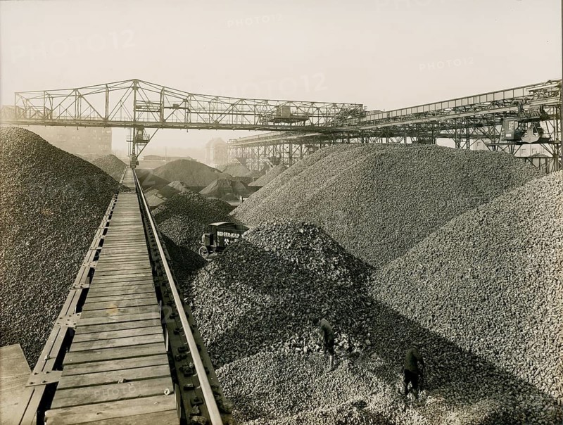 Berlin, Westhafen, Moabit, coal piles, coke, Berger-Kulp Röchling, Huttenstraße, wholesale, fuel, truck, crane plant, industrial environment with coal mounds and large conveyors across tracks, walleye, Labisch, photographer studio, Jewish, around 1930