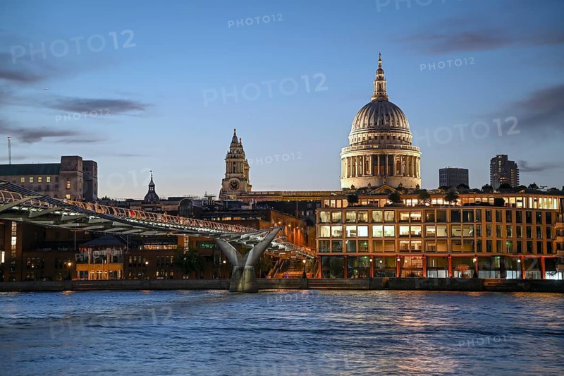 Millennium Bridge, blue hour, in the background St Paul's Cathedral, London, England, Great Britain, Great Britain