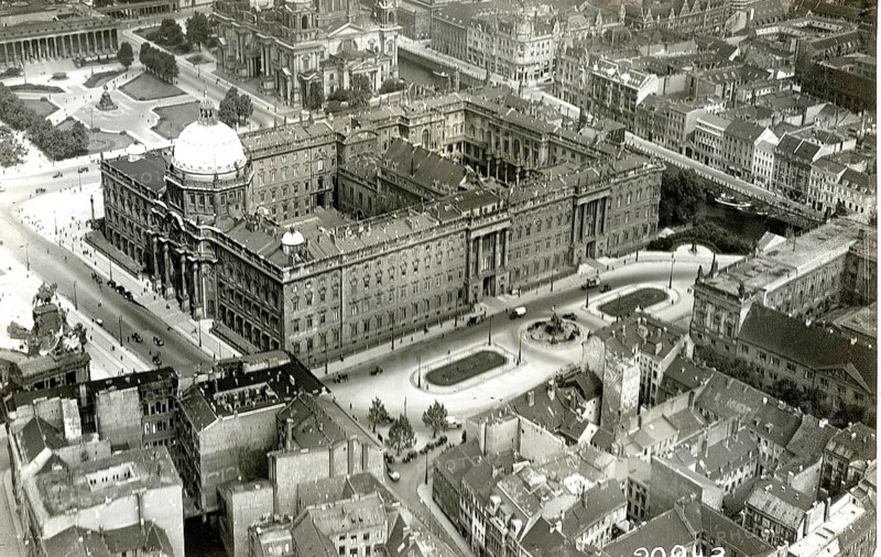 Berlin, Stadtschloss, Mitte, aerial view of a large palace surrounded by urban structures, around 1930