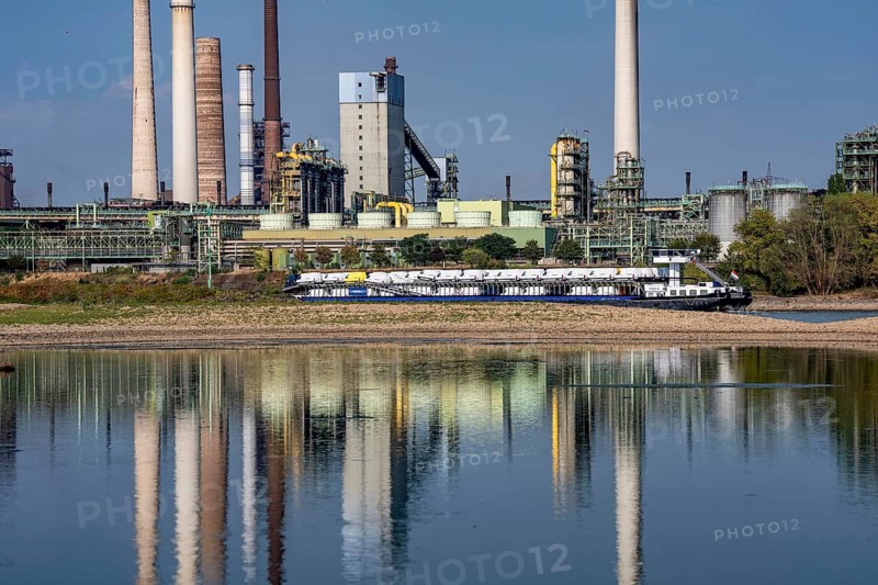 Extreme low tide, here at the ThyssenKrupp Steel Steel Plant in Duisburg-Marxloh, sandbanks have formed due to the low Rhine level, freighters can only travel with reduced loads, the TKS steel mill has reduced its production as no longer enough raw materials can be delivered for the steel industry, Rhine level du-Ruhr at 149 cm, lowest level ever measured, trend falling, Duisburg, North Rhine-Westphalia, Germany