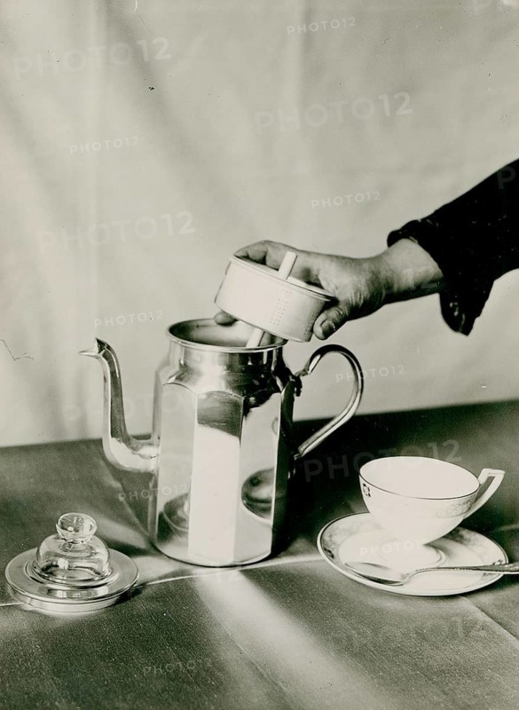 Coffee, Italian espresso pot, advertising, a strainer is held by a hand over a shiny teapot, next to it a cup, around 1926