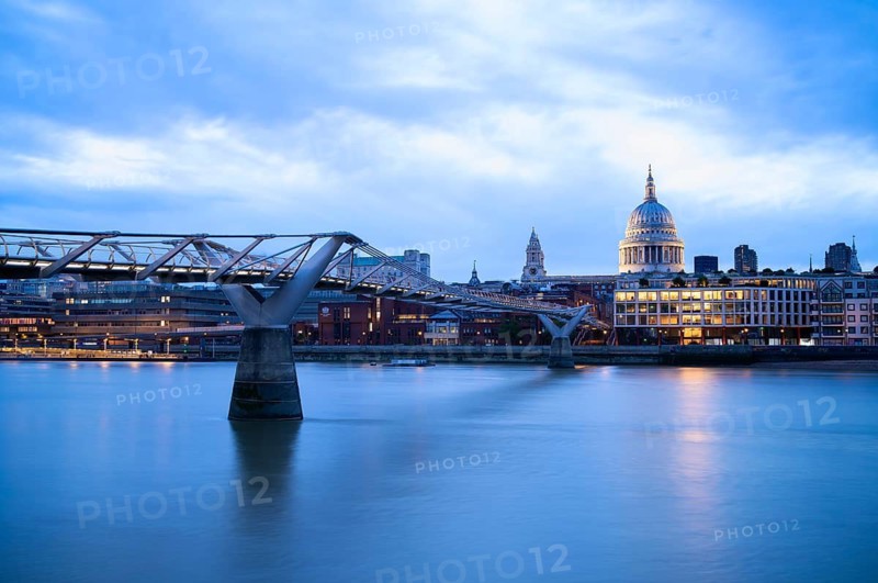 Millennium Bridge, Pedestrian Suspension Bridge, St Paul's Cathedral, Dusk, Blue Hour, City of London, London, England, Great Britain, Great Britain