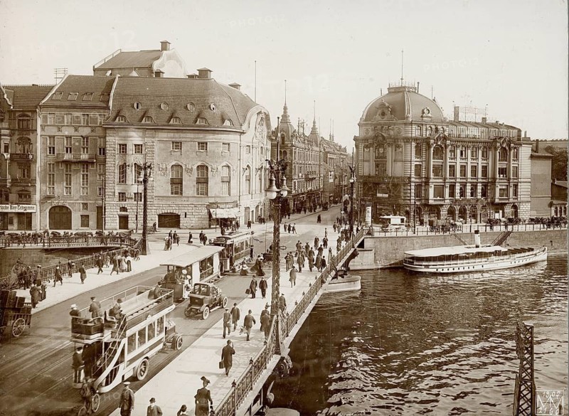 Berlin, Mitte, Weidendammer Brücke, Komische Oper, right Hotel New York, Spree, traffic, double-decker bus, steamer, tram, Friedrichstraße station, historic city view with bridge and classic buildings on the river, hustle and bustle, Max Missmann, 1874-1945, around 1900