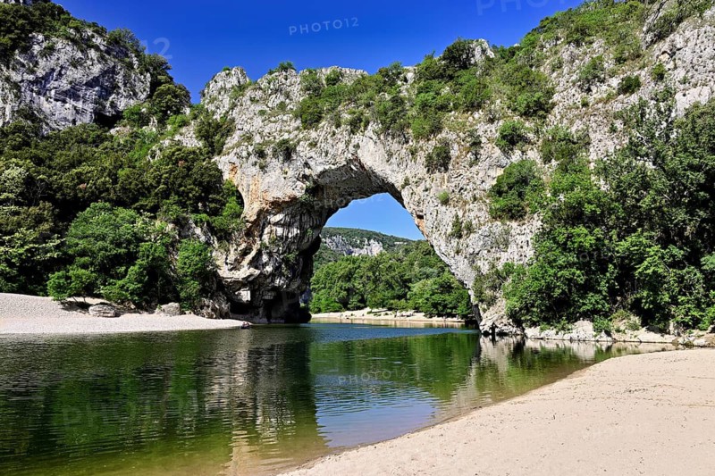 Ardèche river, above it the Pont d'Arc rock gate, Ardèche Gorge, Gorges de l'Ardèche, Vallon-Pont-d'Arc, Rhône-Alpes, France
