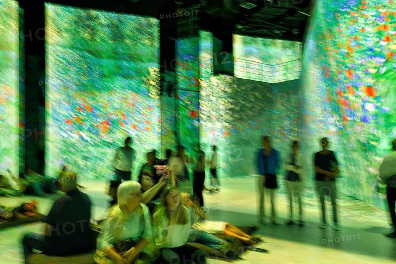 Visitors in an immersive exhibition, digital art, projections on walls and floors, paintings by Gustav Klimt, 3D, motion blur, digital art museum, Port des Lumieres, Westfield Überseequartier, Hafencity, Hamburg, Germany