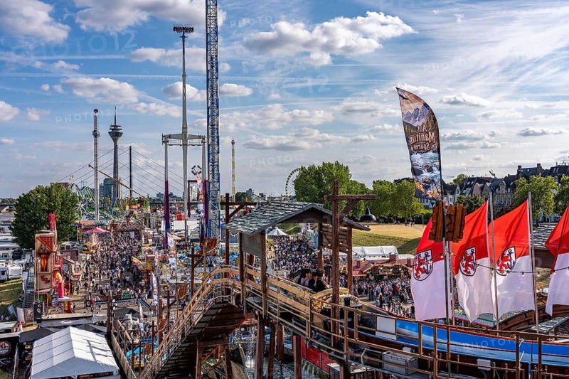 Rhine fair in the Rheinwiesen in Düsseldorf-Oberkassel, view towards the Rhine Tower, Rheinkniebrücke, rides, fairground stands, full corridors, lots of visitors, North Rhine-Westphalia, Germany