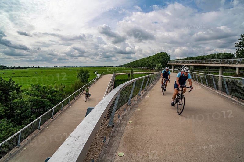 Ramp on the Liniebrug, bicycle and pedestrian bridge over the Amsterdam-Rhine Canal near the village of Nigtechtew, spans the shipping canal at around 104 metres, the ramps on both sides of the canal are a good 500 metres long, gentle ascent for cyclists, connects various cycle paths south of Amsterdam, Netherlands