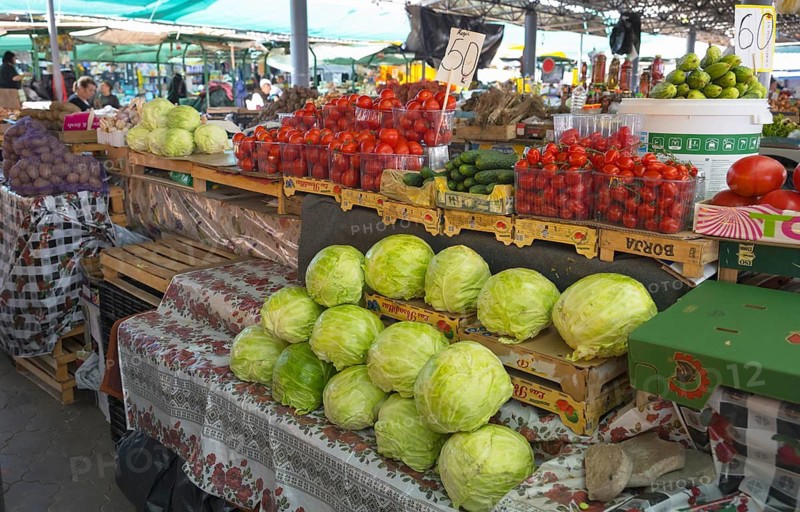 Market stand with fresh vegetables such as cabbage, tomatoes and cucumbers Central Market, Piata Centrala, Chisinau, Chisinau, Chisinau, Chisinau, Chisinau, Republic of Moldova, Moldova, Eastern Europe
