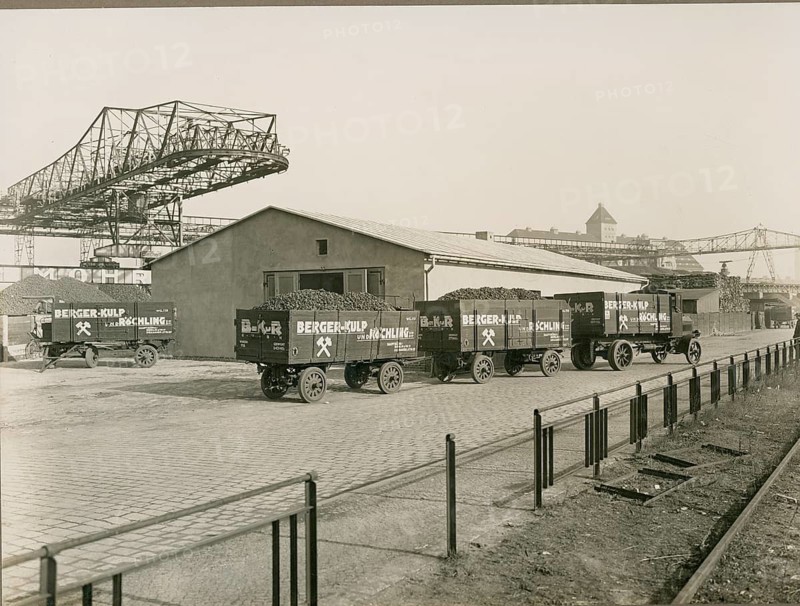 Berlin, Westhafen, Moabit, coal dumps, coke, Berger-Kulp Röchling, Huttenstraße, wholesale, fuel, truck, crane system, storage area with several trucks full of coal and a large conveyor belt in the background, walleye, Labisch, photographer studio, Jewish, around 1930