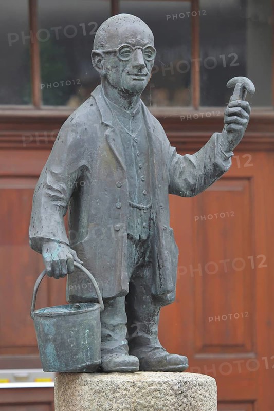 Cucumber Alex Fountain by Egon Ruggaber 1906, memorial to cucumber seller Alexander Otto, modern art, bronze sculpture, bucket, cucumber, sale, dealer, market, city history, Coburg, Upper Franconia, Bavaria, Germany
