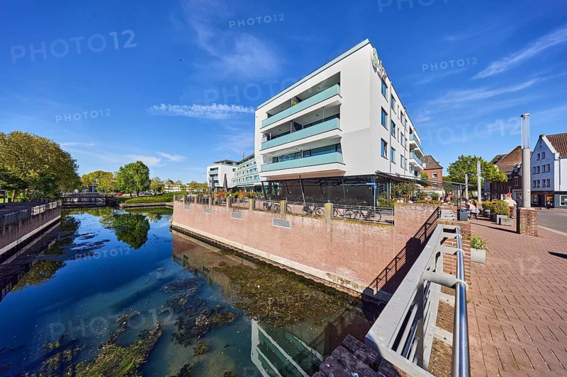 Spoykanal, general development, commercial building, modern architecture, elaya hotel Kleve, Wyndham, Trademark Collection by Wyndham, car bridge and footbridge, metal railing, lantern, trees, elevated perspective, blue sky, cirrus clouds, Herzogstraße, Kleve, Kleve district, North Rhine-Westphalia, Germany