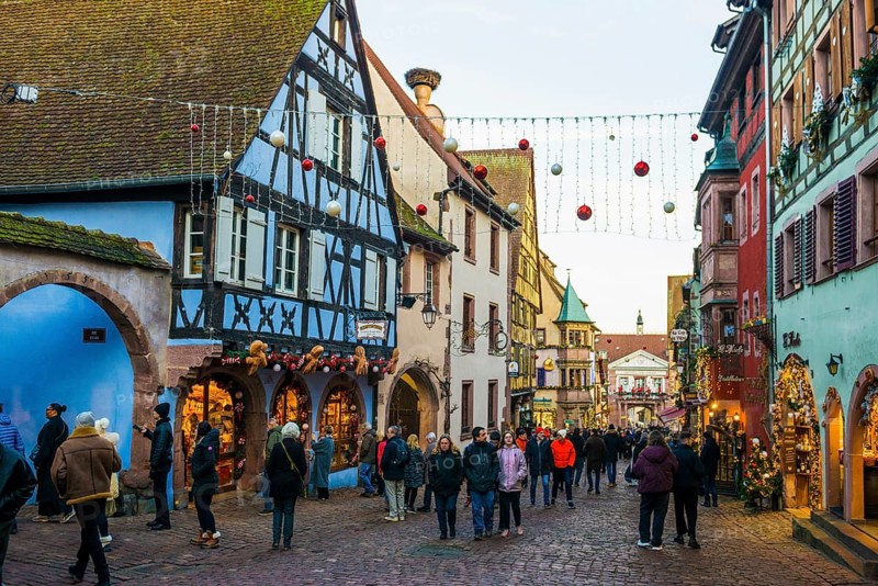 Christmassy decorated half-timbered houses, Christmas market, Riquewihr, Grand Est, Haut-Rhin, Alsace, France