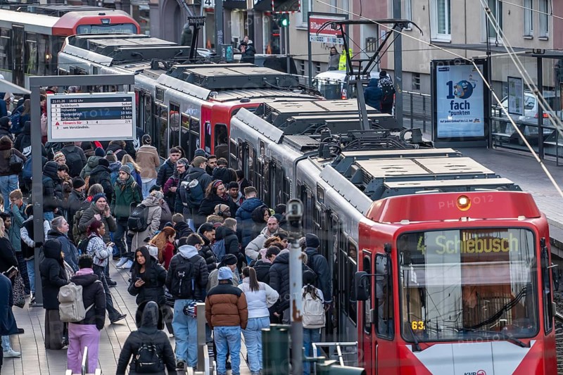Tram stop Bahnhof Deutz/Lanxess Arena in Cologne-Deutz, rush hour in the afternoon, full platforms, public transport, line 4, North Rhine-Westphalia, Germany