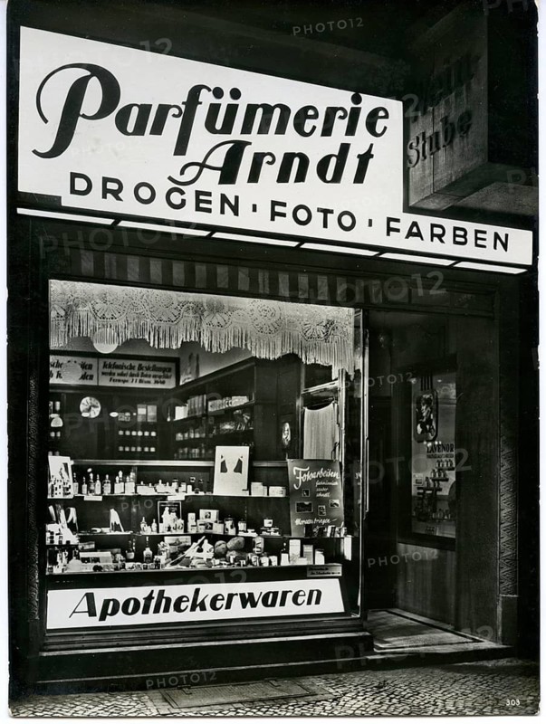 Drugstore store, night, Berlin, Mitte, Seydelstr. 31, illuminated shop window of a perfumery with display of goods at night, around 1935