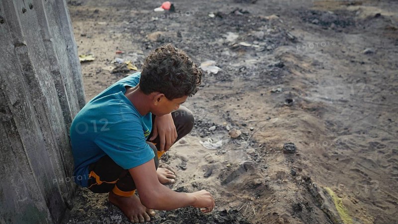 Yemeni refugees in the open after their tents were burned. Where a camp for Yemeni refugees was engulfed in flames amidst tragic humanitarian conditions. Seiyun, Yemen July 17, 2024, Seiyun, Yemen