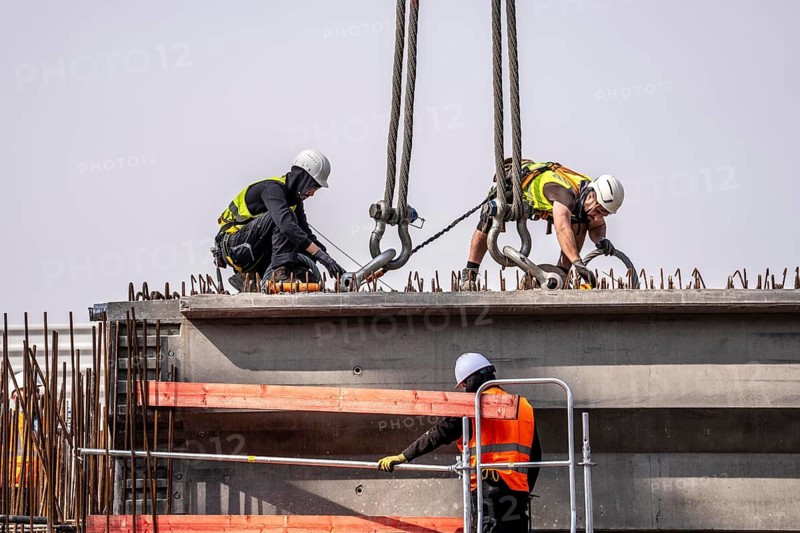 First part of the assembly of the new, 120-meter-long A516 motorway bridge, across Teutoburger Straße in Oberhausen-Sterkrade, 2 large cranes lift the 24 bridge sections weighing up to 121 tons and up to 40 meters long, which are then connected by tendons using a globally unique process, the prefabrication of the bridge parts and the construction process reduces the construction time from 24 to 7 months, per direction, the bridge, built in 1970 was severely damaged, traffic continues to roll on the still existing West Bridge, after which the Completion of this bridge, the western part is also demolished and then rebuilt, traffic rolls in one lane on the new bridge, North Rhine-Westphalia, Germany