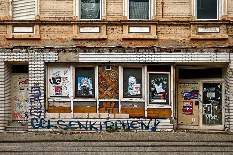 Decaying façade smeared with graffiti, scrap property in a difficult district, Gelsenkirchen, Ruhr area, North Rhine-Westphalia, Germany