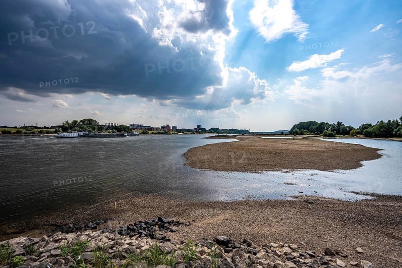 Extreme low tide, here at the ThyssenKrupp Steel Steel Plant in Duisburg-Marxloh, sandbanks have formed due to the low Rhine level, freighters can only travel with reduced load, the TKS steel mill has reduced its production as it can no longer deliver enough raw materials for the steel industry, Rhine level du-Ruhr at 170 cm, trending down, Duisburg, North Rhine-Westphalia, Germany