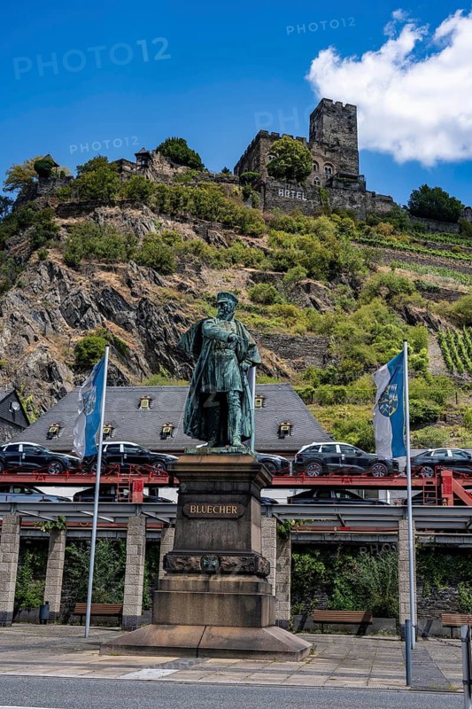 Railway line on the right bank of the Rhine between Rüdesheim and Koblenz, one of the busiest railway lines in Europe, approx. 250 trains, including over 150 freight trains, car transporters, run on the train ticket around the clock daily, extreme noise pollution for residents, some of whom live a few meters away from the train line, it will be completely closed for half a year in July 2026 and to renovate and modernize the line in many places, St. Go Ararshausen, Rhineland-Palatinate, Germany