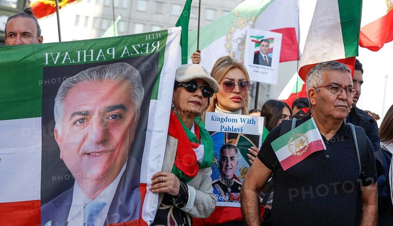 Iranians demonstrate with a poster of Prince Reza Pahlavi on the day of the US and Israeli attack on Iran, Berlin, 28.02.2026. People wave flags of the Iranian monarchy, German, Israeli and US flags, Berlin, Berlin, Germany