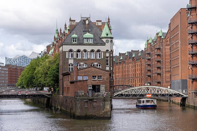 Excursion boat, barge, Wasserschlösschen, Speicherstadt, Hamburg, Germany