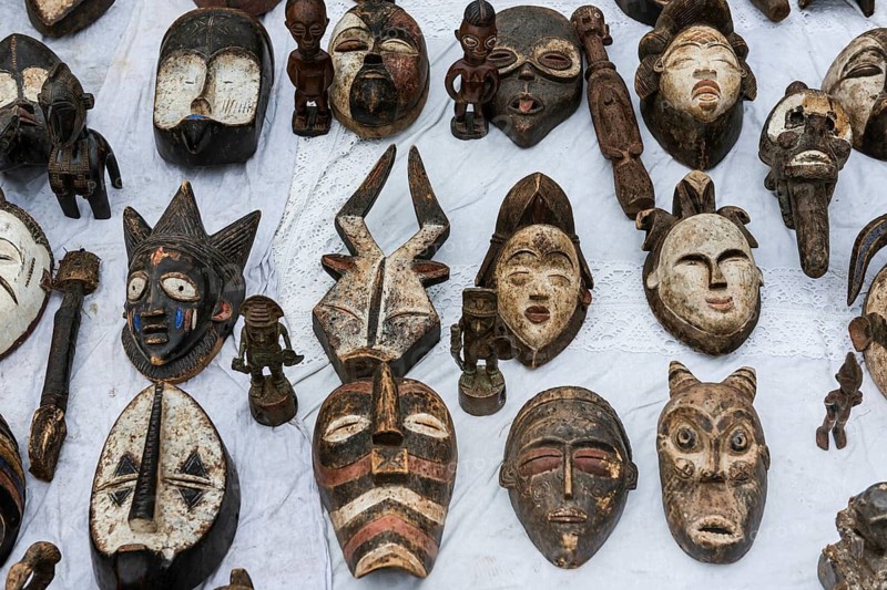 Flea market with antique articles, flea market articles, market, mask, masks, junk, old, collect, collection, collector's value, trade, trade, offer