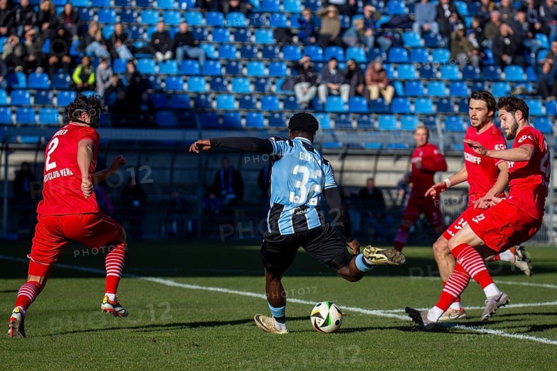 Football 3rd division, season 2024/25, matchday 22: Waldhof Mannheim vs SC Verl. Picture: Kennedy Onyedika Okpala (32, Mannheim) with a good scoring chance