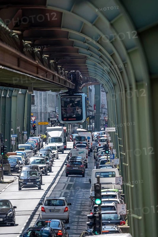 City traffic, in Wuppertal-Vohwinkel, Kaiserstraße, the Wuppertal suspension railway runs above heavy traffic, between the Vohwinkel and Bruch stops, Germany