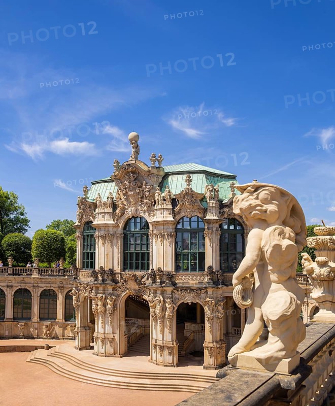 Freshly renovated and modernized — this is how Dresden's Zwingerhof has been presenting itself since 14.9.25. After a construction period of just over four and a half years, it is now open to the public again. Wall Pavilion with Hercules, Dresden, Saxony, Germany