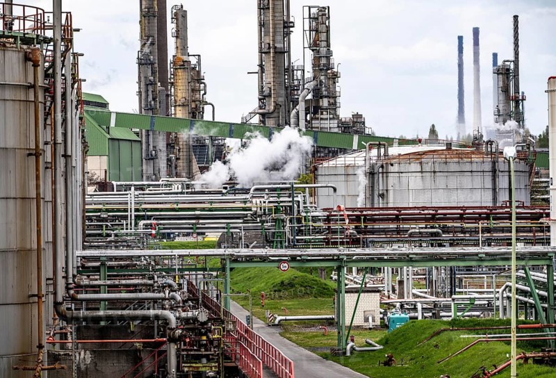 Ruhröl refinery, BP Gelsenkirchen, now BP Refining & Petrochemicals GmbH, tanks and plant in Gelsenkirchen-Horst, North Rhine-Westphalia, Germany