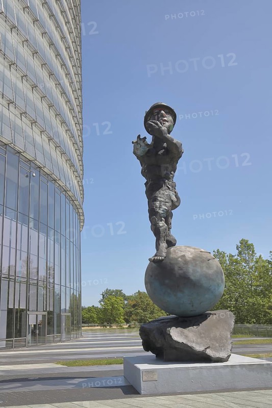 Mercurius sculpture by Markus Lüpertz 2007, messenger of the Roman gods, Roman mythology, symbol for the transport and distribution of news and information, modern art, large sculpture, male figure with hat, Post Tower, Central Deutsche Post AG, Gronau, Bonn, North Rhine-Westphalia, Germany