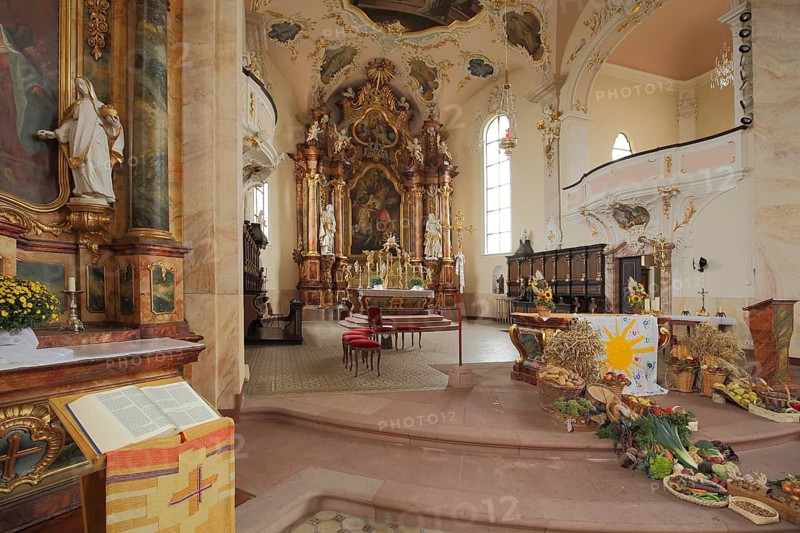 Thanksgiving in the magnificent baroque St. Martin church, chancel, figures, decorations, interior view, bar, Kaiserstuhl, Breisgau, Baden-Württemberg, Germany