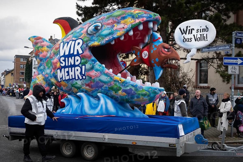 The Klaa Paris carnival parade passes through the streets of Frankfurt's Heddernheim, Heddernheim, Frankfurt am Main, Hesse, Germany