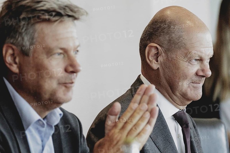(R-L) Olaf Scholz (SPD), Federal Chancellor, and Robert Habeck (Alliance 90/The Greens), Federal Minister for Economic Affairs and Climate Protection and Vice-Chancellor, pictured during the weekly cabinet meeting in Berlin, 21/08/2024