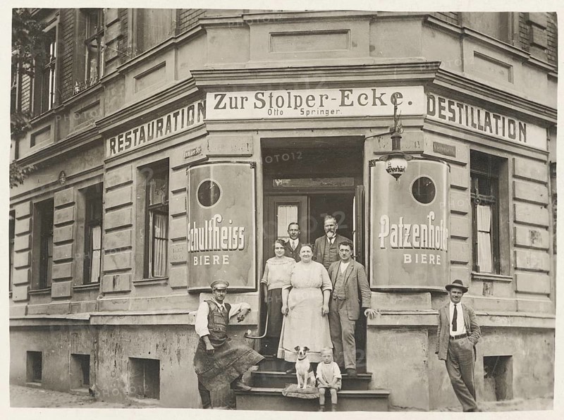 Eberswalde, Brandenburg, Ruhlauer Str., Victoriastr. 11, Zur Stolper Ecke, Schultheiß, Patzenhofer, group of people in front of a historic restaurant called Zur Stolper-Ecke, around 1920