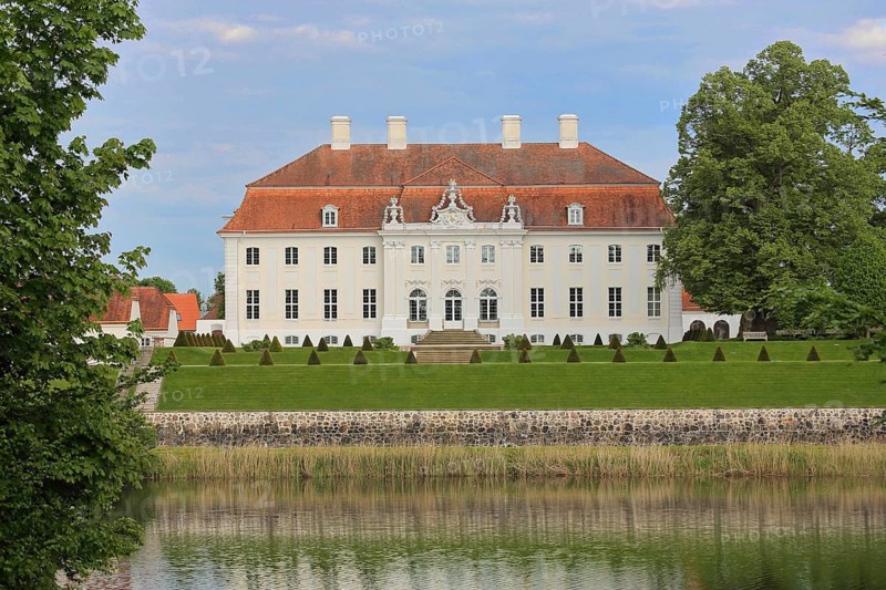 Meseberg Castle built in 1732, today's guest house of the federal government, white baroque castle, Huwenowsee, Gransee, Ruppiner Land, Brandenburg, Germany