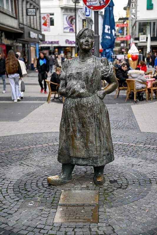 Sculpture by Mina Knallenfalls by the artist Ulla Hees-Schletter in the city centre of Wuppertal, Bergisches Land, North Rhine-Westphalia, Germany