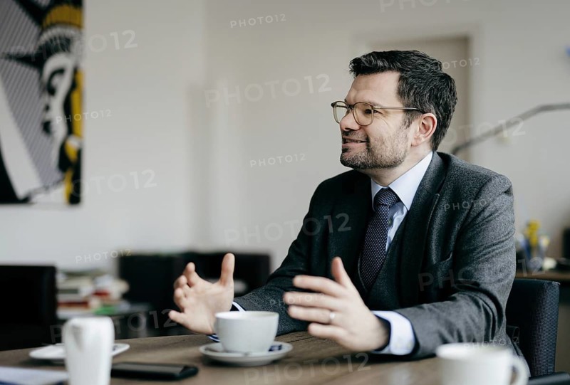 Marco Buschmann (FDP), Bundesminister der Justiz, aufgenommen im Rahmen eines Interview fue NBR in Berlin, 12.12.2023