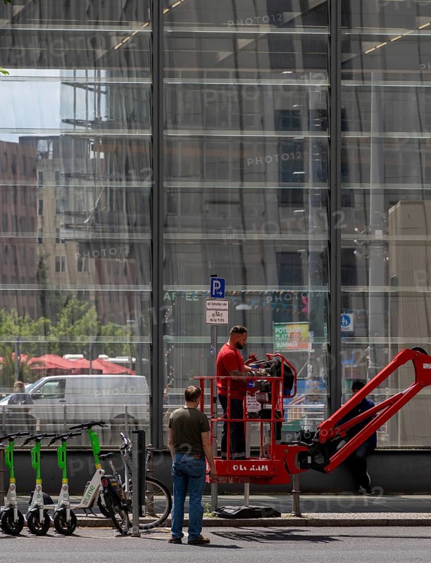 Lifting platform, craftsman at work, Berlin, Germany