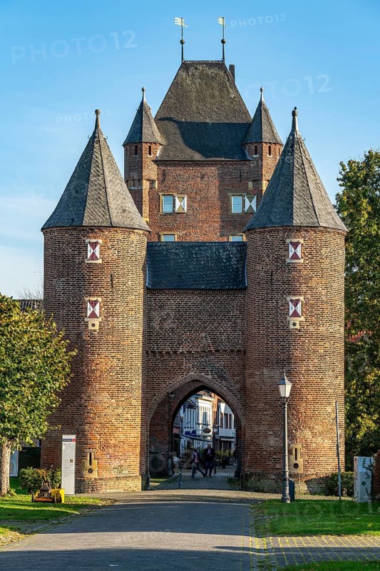Cathedral and Klever Tor, double gate in Xanten, outer gate, with the owl towers, Lower Rhine, North Rhine-Westphalia, Germany
