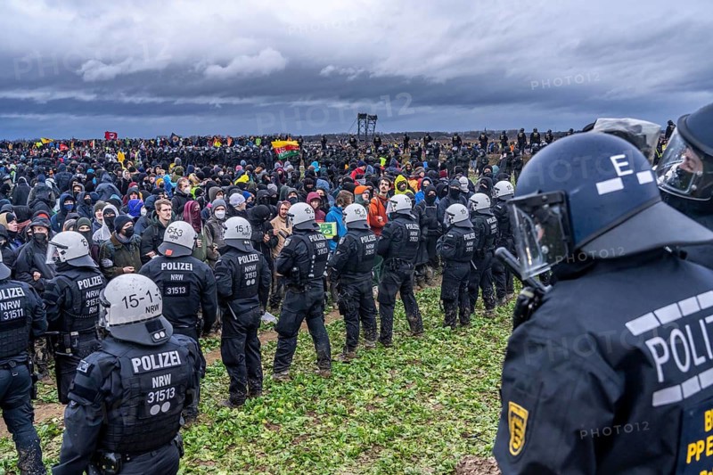 Violent clashes between thousands of demonstrators and the police, after a demonstration against the demolition of the brown coal village of Lützerath, the demonstration participants try to get to the rest of the village, Lützerah, and storm it, the police prevent this with a large contingent of forces, Erkelenz, North Rhine-Westphalia, Germany