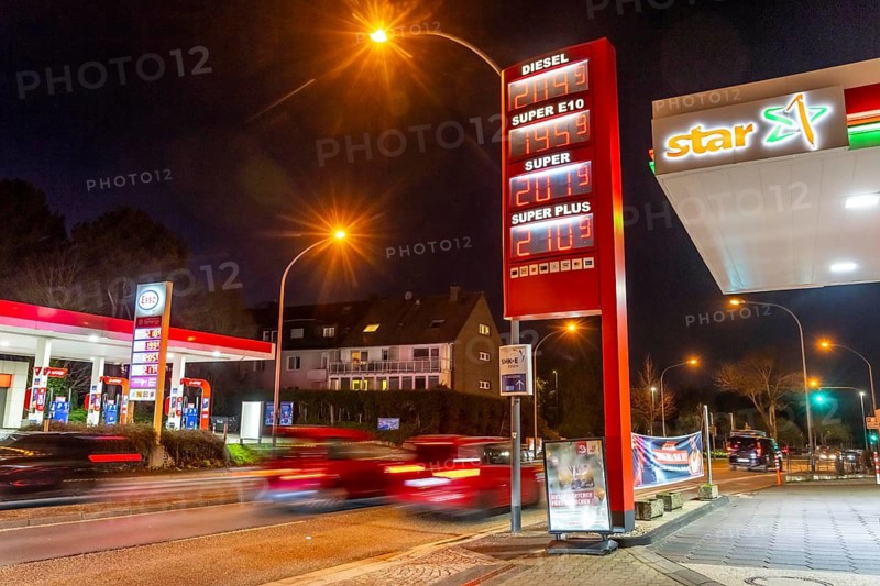 Gas station, high fuel prices due to the war in the Middle East, display board, Esso and Star gas station, Zeunerstraße, B224, in Essen, North Rhine-Westphalia, Germany