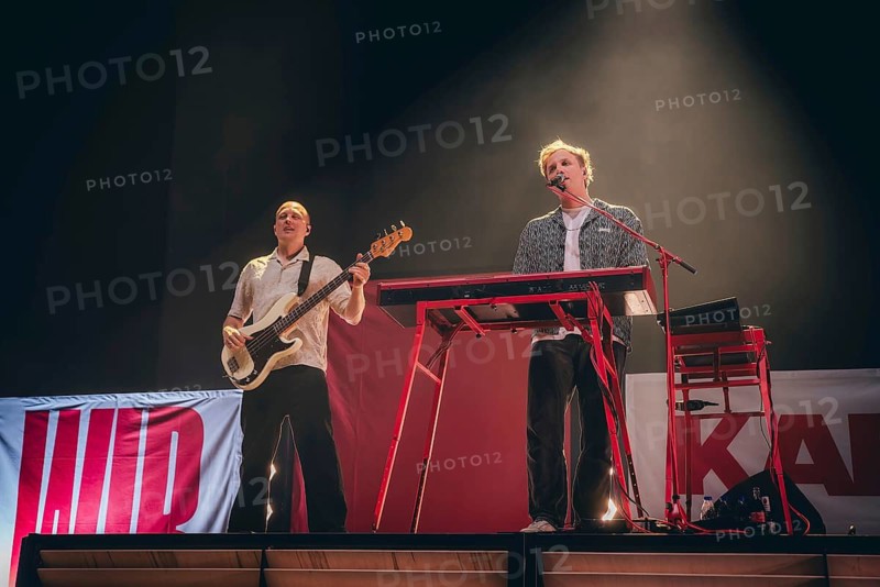 Florian Weinberger (guitarist) and Johannes Gottwald (pianist) from Kaffkiez live on Wir Tour 2026 in Berlin's Max-Schmeling-Halle on 24 April 2026