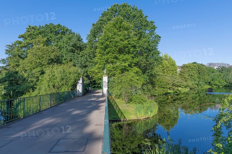 Wallanlagen Bremen, municipal park, green area, historic park, fortifications, city fortifications, moat, bastions, walking path, promenade, parkland, ponds, bridges, trees, flower beds, monuments, windmill, herdentorswall, Altenwall, Doventor, old town, recreation, landscape architecture, garden art, cultural monument, history, tourism, tourist attraction, peace, walk, cycle path, watercourse, lawns, urban greenery, leisure, Hanseatic city, Germany