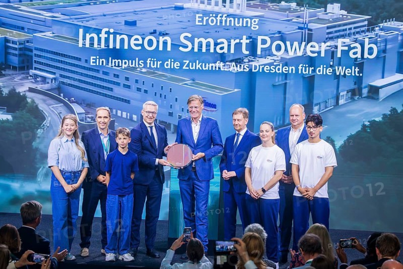 Infineon Smart Power FAB opened in Dresden. Federal Minister for Digital and State Modernization, Dr. Karsten Wildberger, Jochen Hanebeck, CEO Infineon Technologies AG and Michael Kretschmer Minister President of Saxony, Dirk Hilbert OB Dresden, symbolically open the factory, Dresden, Saxony, Germany