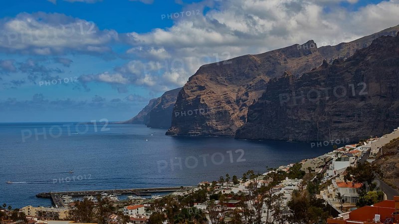 Los Gigantes, Puerto de Santiago, extensive coastal landscape with harbor and white buildings on high rocks under blue sky, Masca, Barranco de Masca, canyon, Teno, Teno Mountains, northwestern Tenerife, Tenerife, Canary Islands, Spain