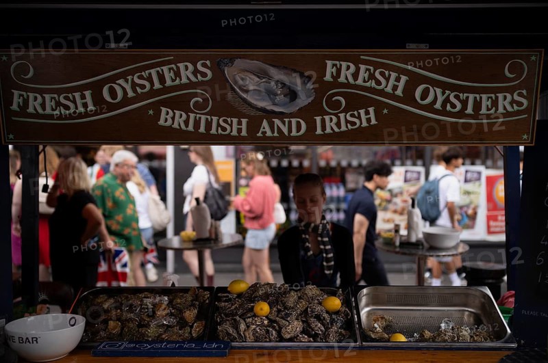 Offering fresh oysters at a market stand with people strolling behind, tourists, market, Portobello Road Market, Notting Hill, Kensington, Food, London, Great Britain, Great Britain