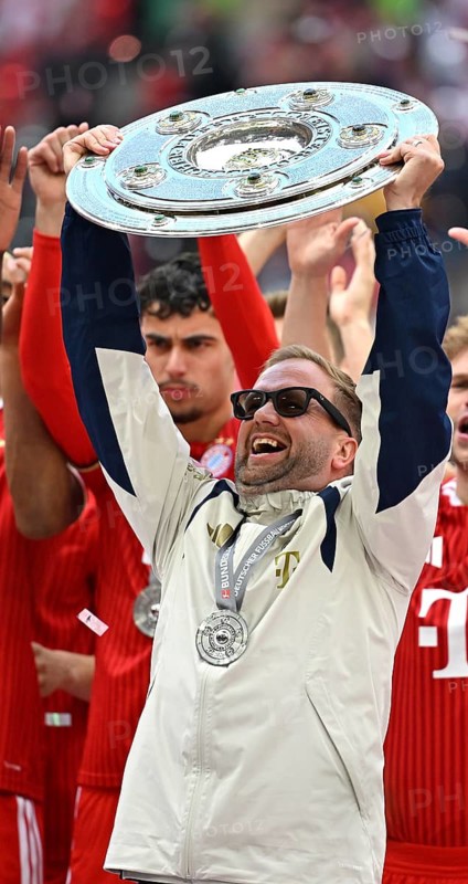 Assistant coach Aaron Danks FC Bayern Munich FCB championship cup, cup, trophy, championship ceremony German soccer champions FC Bayern Munich 2026, soccer Bundesliga, Allianz Arena, Munich, Bayern, Germany