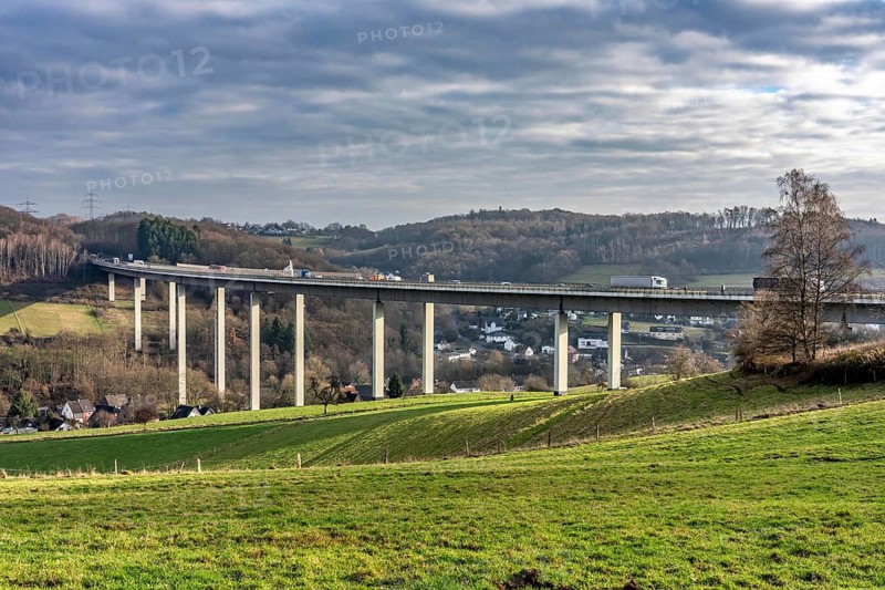 The Wiehl Valley Bridge, A4 motorway, the motorway bridge is considered extremely dilapidated, there is massive damage to the road plate and the main structure of the bridge, traffic only rolls in one lane in each direction, trucks are still allowed to drive there with a maximum of 44t and must keep a minimum distance of 50 meters, there is a risk of full closure, the bridge is 700 meters long, built in 1970, in Bergisches Land, near Weierberg Shagen, belongs to the city of Wiehl, North Rhine-Westphalia, Germany